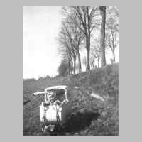 045-0024 Manfred Kumler im Kinderwagen neben der Strasse nach Allenburg 1944. Im Hintergrund die Dachgiebel vom Anwesen Goldbaum .jpg